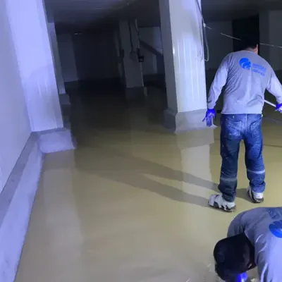 Pisos industriales de alta resistencia en un entorno de fábrica.